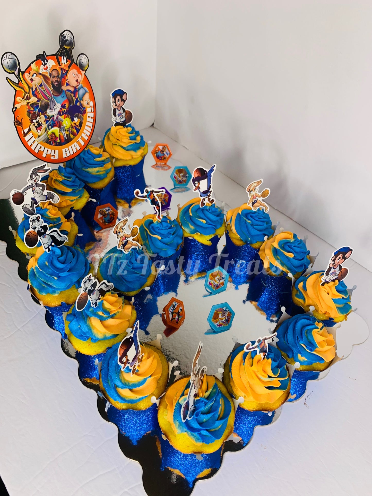 Space Jam cupcake cake